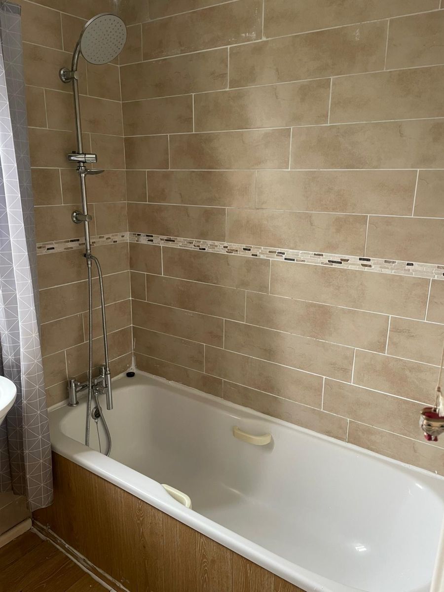 Same bathroom after the end of tenancy clean, bath and tiles cleaned